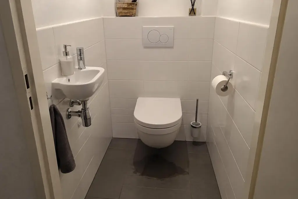 Lekdetectie Bussum – natte vloer bij een toilet