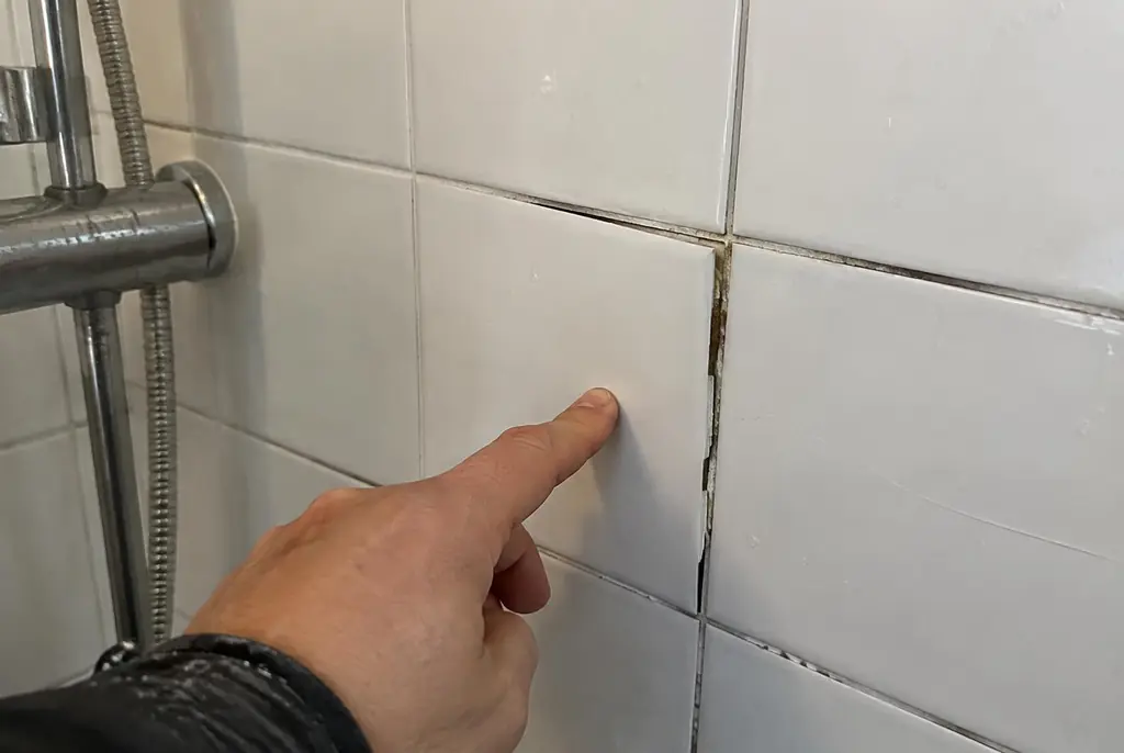 Lekdetectie Bussum – losse, holle badkamertegels door een lekkage
