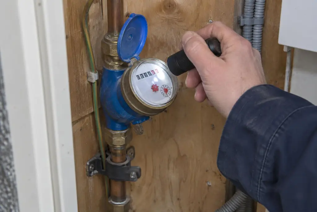 Lekdetectie Bussum – watermeter in de meterkast controleren met een zaklamp